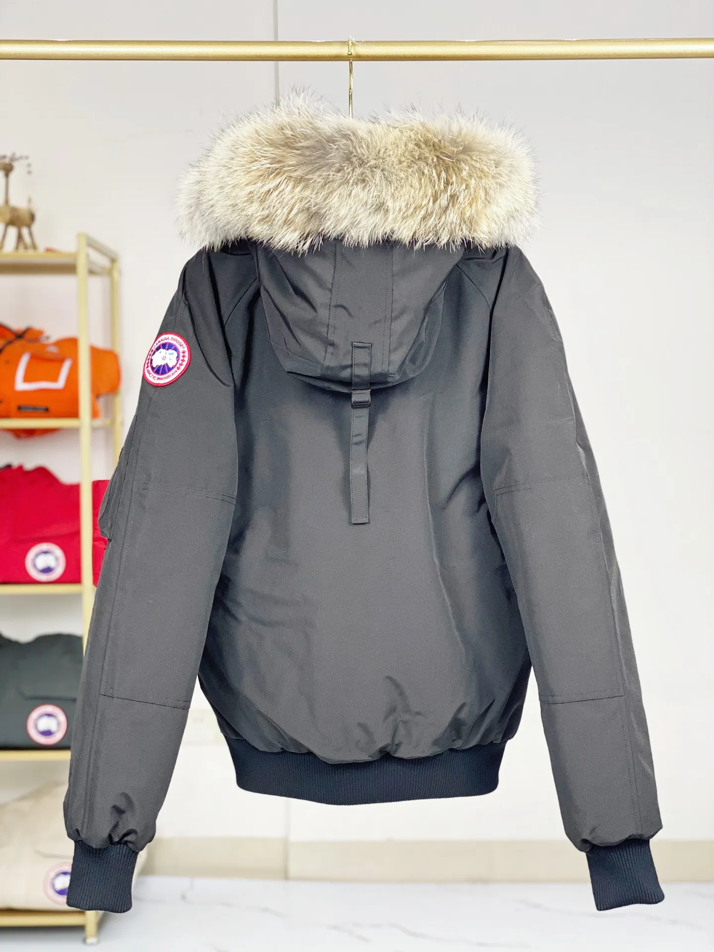 P780 Canada goose/Canada Goose Chilliwack 01 bomber jacket down jacket, authentic original clothing mold, all accessories are customized from the original factory. 💯The softness of the fabric is compared with the original product, and it can be restored by kneading at will (fabric misunderstanding: it is not a high-hardness fabric that is waterproof. Only those who buy the latest authentic version this year will notice the softness and comfort of the fabric) 💯The down is synchronized with the authentic white duck down, fluffy and not clumps, electronically controlled down filling machine. 💯Customized authentic YKK zipper pullers, high hardness and no jamming 💯The fur collar is custom-made from coyote skins in western Canada, the original version has the same origin 💯All workmanship and wiring are controlled by workers with more than ten years of service. They must be horizontal and vertical, and are not crooked. The inner wiring density is more sophisticated. Feel free to compare 💯Goose logo on sleeves, collar label, washed label, hangtag, zipper cord, pocket label, cuff thread, hem thread All details are updated simultaneously with the original product. The best version with the most complete colors. Sizes: XS-XXL (size chart attached below)
